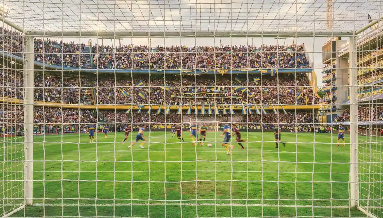 Estadio argentino durante partido de la Liga Profesional con tribunas llenas